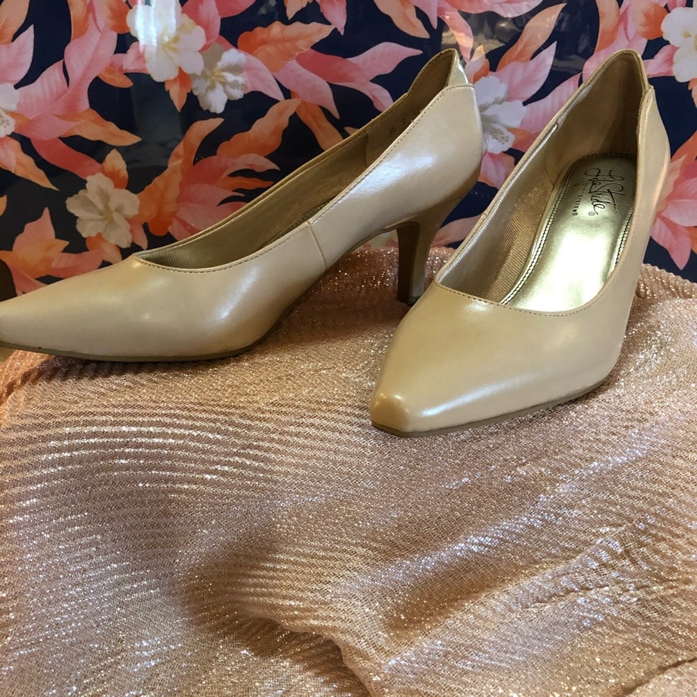 Life Stride Nude Heels